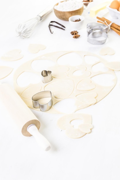 Hornear galletas de azúcar en forma de corazón para el día de San Valentín.