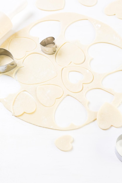 Hornear galletas de azúcar en forma de corazón para el día de San Valentín.