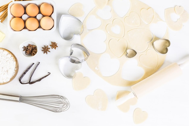 Hornear galletas de azúcar en forma de corazón para el día de San Valentín.