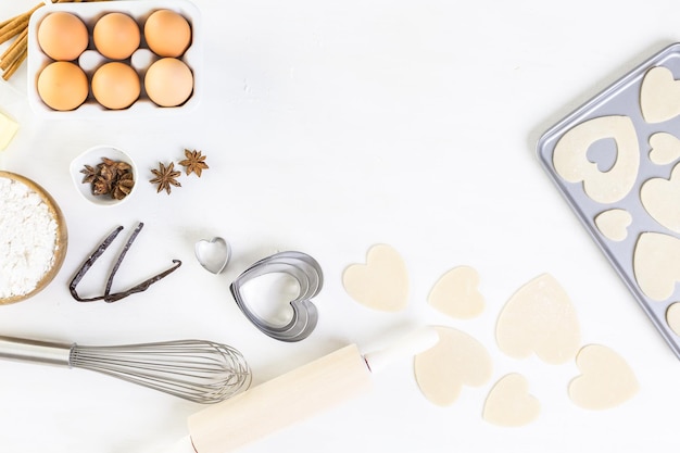 Hornear galletas de azúcar en forma de corazón para el día de San Valentín.