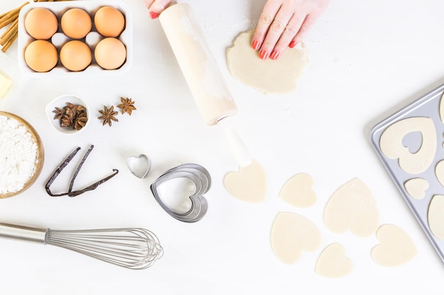 Hornear galletas de azúcar en forma de corazón para el día de San Valentín.