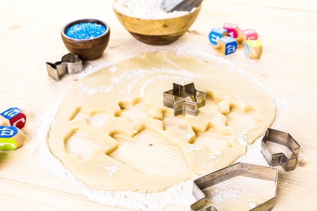 Hornear galletas de azúcar para Hanukkah.