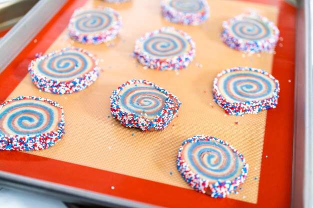 Hornear galletas de azúcar de molinete rojas, blancas y azules para la celebración del 4 de julio.