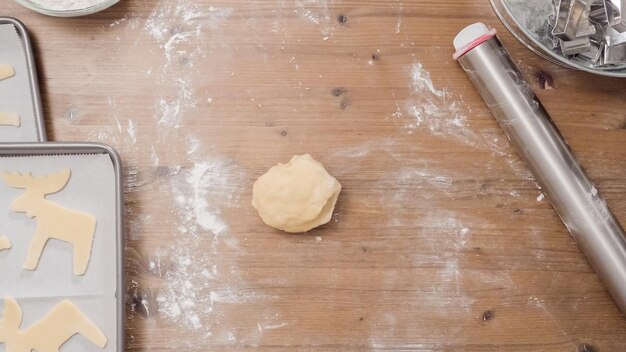 Hornear galletas de azúcar navideñas para Santa.