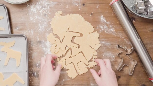 Hornear galletas de azúcar navideñas para Santa.