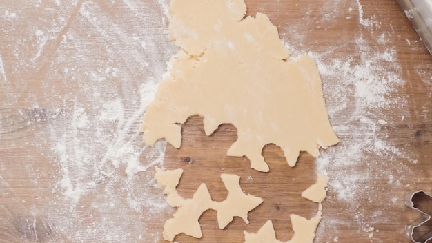 Hornear galletas de azúcar navideñas para Santa.