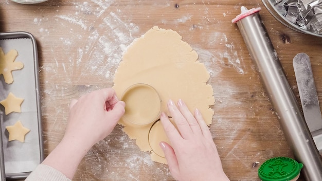 Hornear galletas de azúcar navideñas para Santa.