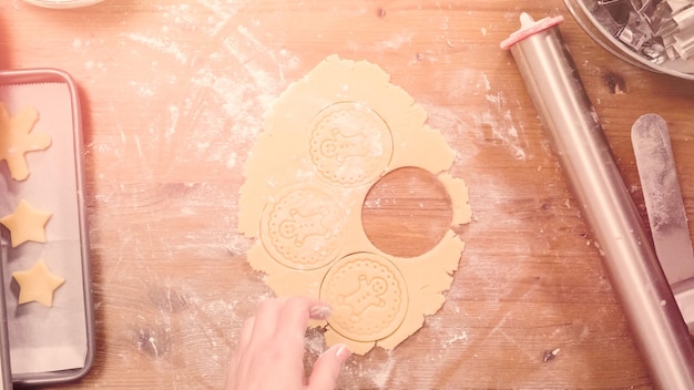 Hornear galletas de azúcar navideñas para Santa.