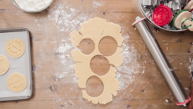 Hornear galletas de azúcar navideñas para Santa.