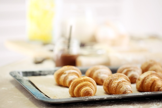 Hornear galletas de croissant.