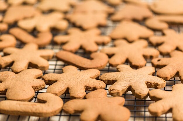 Hornear galletas de jengibre para Navidad.