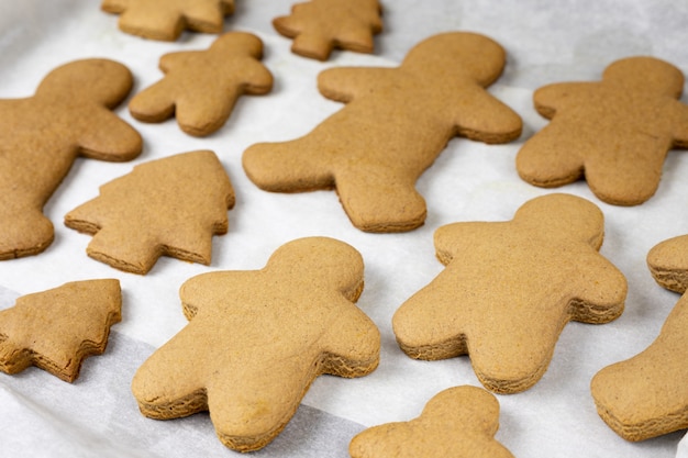 Hornear galletas navideñas en la sartén