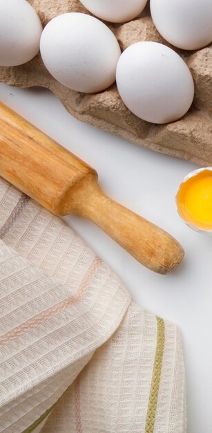 Hornear ingredientes de cocina harina huevos rodillo y textiles de cocina