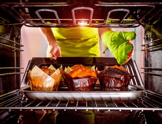Hornear muffins en el horno, vista desde el interior del horno. Cocinar en el horno.