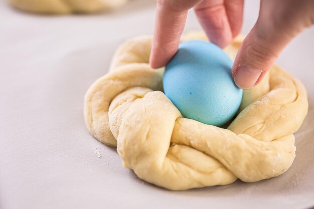 Hornear pan de Pascua italiano con huevo de color azul.