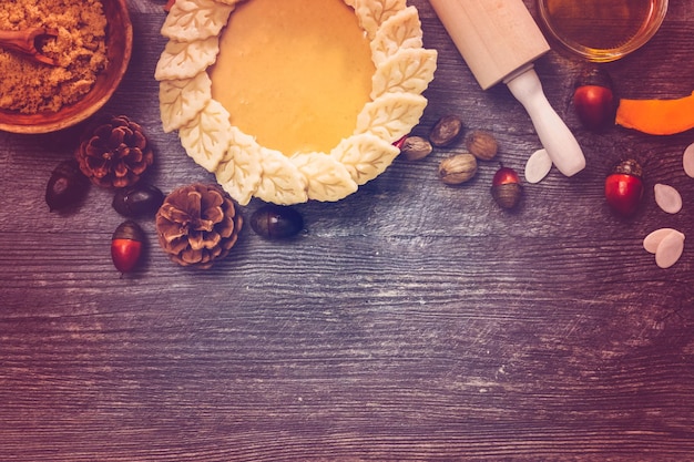 Hornear pastel de calabaza casero para la cena de Acción de Gracias.