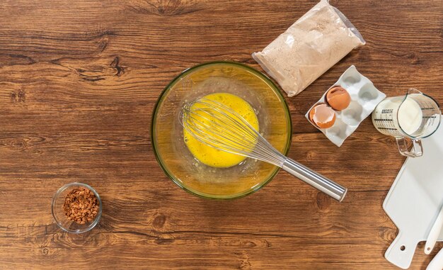 Hornear pastel de pan de jengibre con ingredientes de glaseado de caramelo