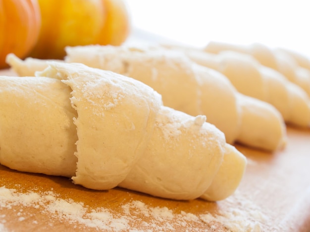 Hornear pequeños croissants para el desayuno.