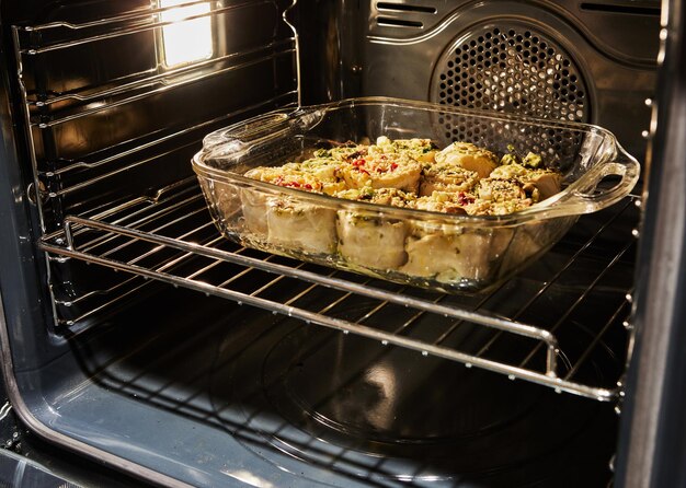 Hornear rollos de verduras en el horno