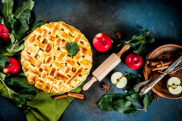 Hornear tradicional de otoño, tarta de manzana casera