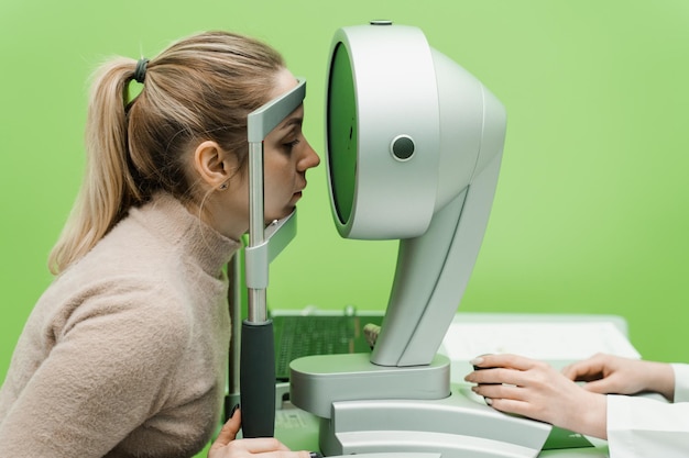 Hornhauttopographie-Sehtest zur visuellen Beschreibung der Form und Stärke der Hornhaut. Der Augenoptiker scannt die Augen eines Patienten mithilfe des Kerato-Topographen in einer Augenklinik