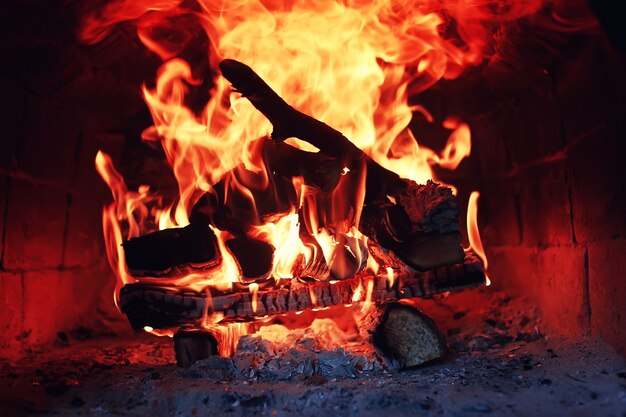 Horno antiguo con fuego de llama