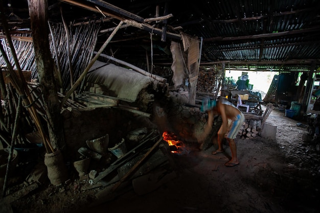 Horno de arcilla de termitas de tecnología primitiva