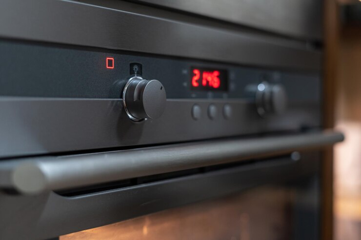 Foto horno gris moderno que muestra la hora en números digitales