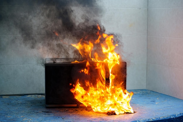 Horno de microondas en llamas el concepto de fuego en la cocina