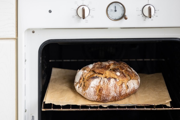 Horno de pan sobre pergamino hornear pan casero pan de masa fermentada alimentos deliciosos y naturales