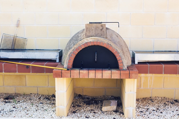 Horno tradicional kleftiko de Grecia y Chipre. Cocina mediterranea. Cordero griego.