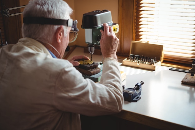 Horologist perforando una placa de marcado