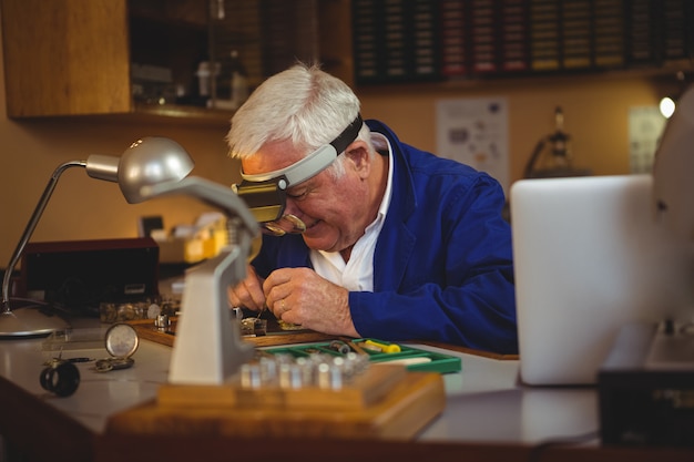 Horologist reparando un reloj