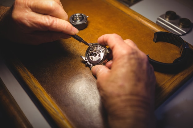 Horologist reparando un reloj