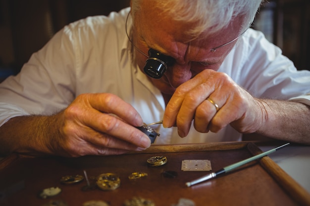 Horologist reparando un reloj