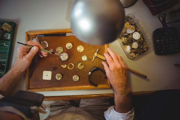 Horologist reparando un reloj