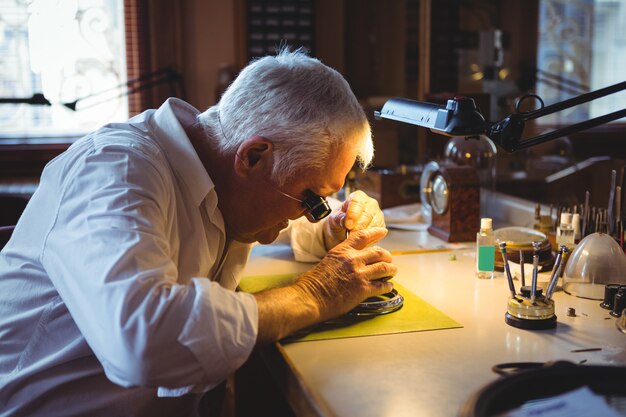 Horologist reparando un reloj