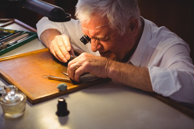 Horólogo reparando um relógio