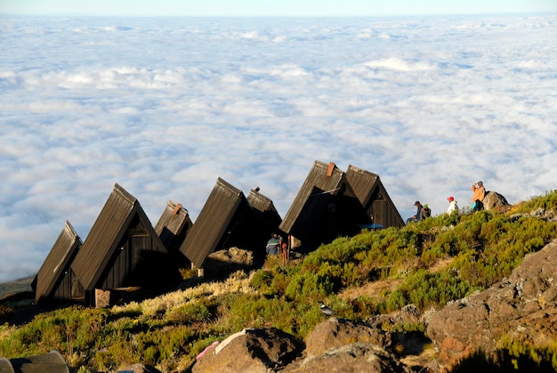 Horombo-Hütten im skandinavischen Stil über den Wolken Marangu-Route Kilimanjaro Tansania