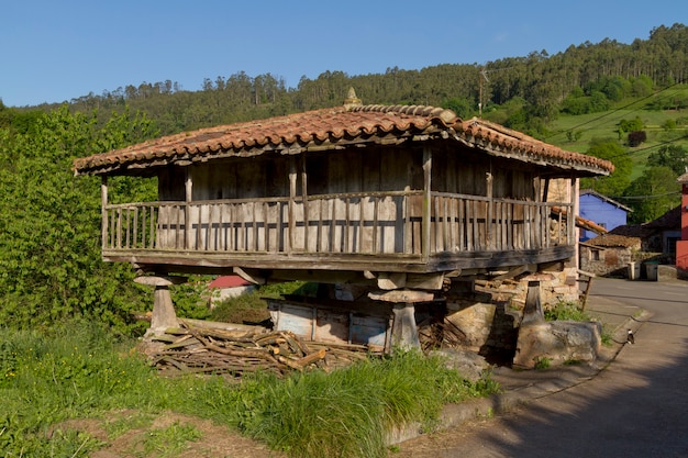 Hórreo asturiano, un pajar de madera construido sobre pilares que lo aíslan del suelo