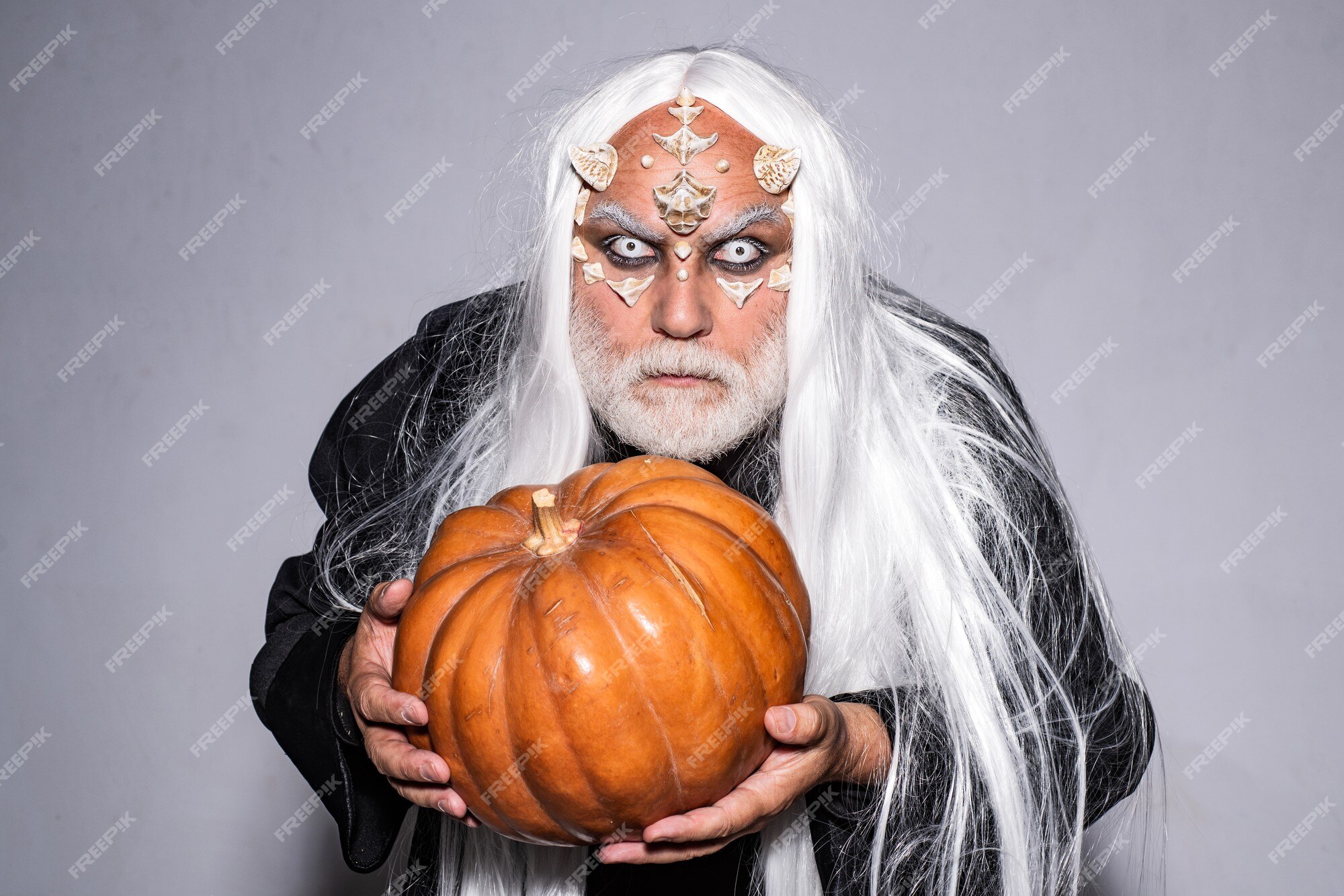 Homem Alegre Na Fantasia De Vampiro De Halloween Foto de Stock