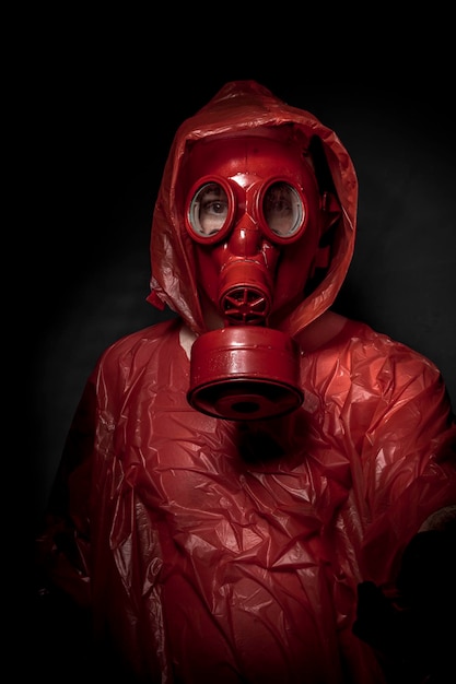 Horror, un hombre con una máscara de gas sobre el humo. fondo negro y colores rojos