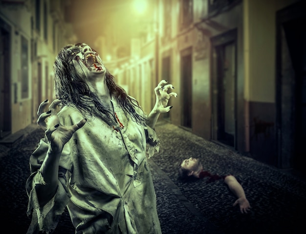 El horror que grita a la chica zombi en la calle oscura. Vampiro. Víspera de Todos los Santos.