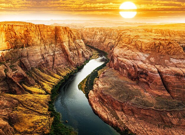 Foto horseshoe bend pelo grand canyon ao pôr do sol paisagem panorâmica da estrada do red rock canyon road mountain no panorama do deserto do red rock canyon