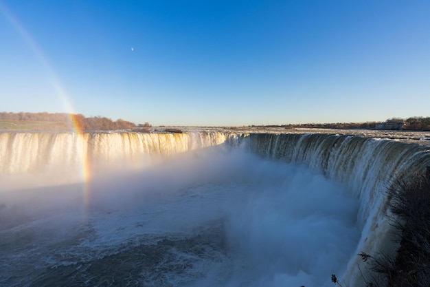 Horseshoe Falls en un día soleado con arco iris Niagara Falls, Ontario, Canadá