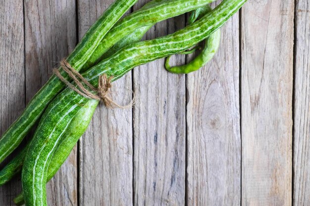 Hortalizas de calabacín sobre un fondo de madera