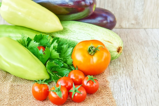 Hortalizas orgánicas en madera. Fondo de alimentos saludables, con espacio de copia