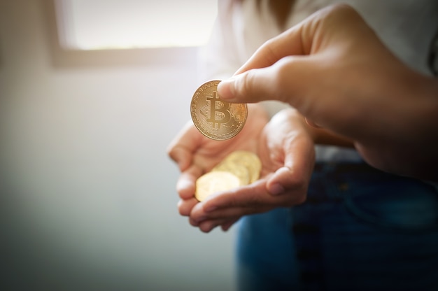 Hortelã de Bitcoin do ouro em cem cédulas do dólar. Idéias de negócios de dinheiro virtual