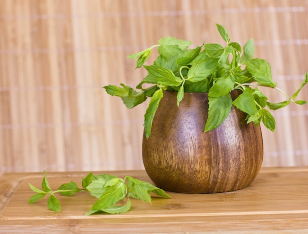 Hortelã fresca em uma tigela de madeira marrom na mesa