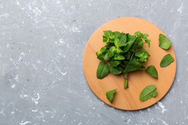 Hortelã fresca na mesa de corte vista de cima da mesa Layout plano Espaço para texto